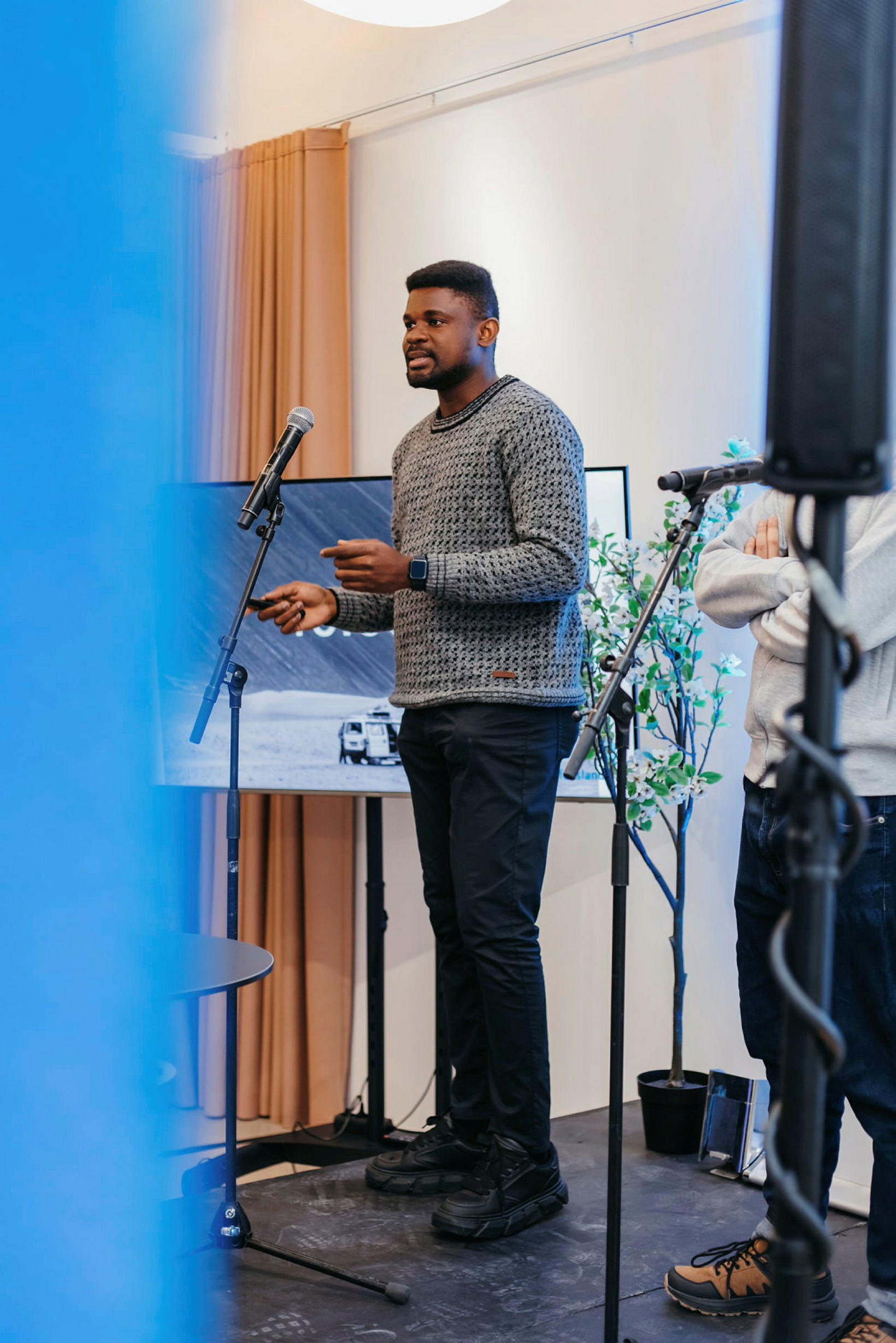 Moses Osabutey presenting HuddleHop on stage